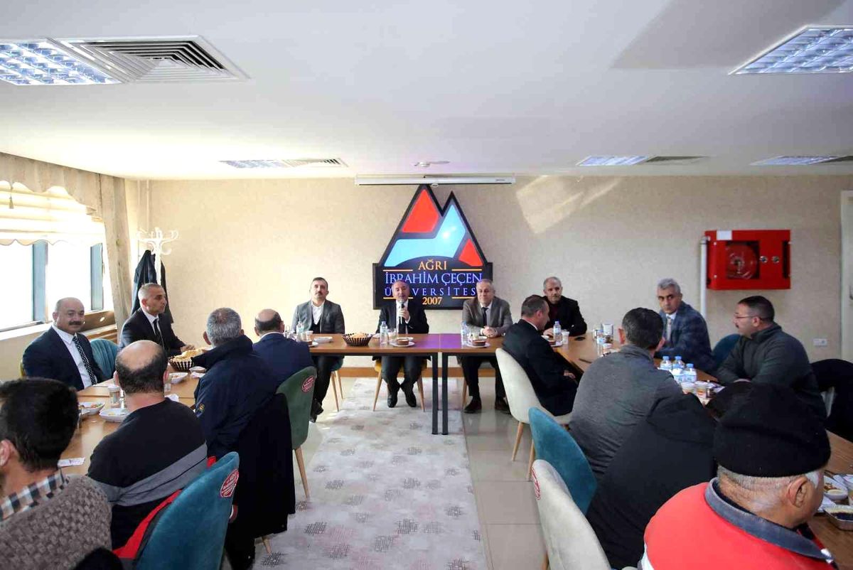 AİÇÜ Rektörü Prof. Dr. Karabulut karla mücadele eden personel ile bir araya geldi