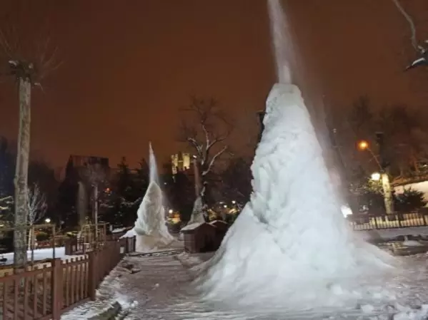 Ankara'nın simgelerinden Mogan Gölü ve Kuğulu Park buz tuttu