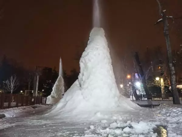 Ankara'nın simgelerinden Mogan Gölü ve Kuğulu Park buz tuttu