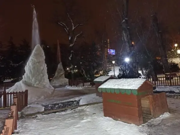 Ankara'nın simgelerinden Mogan Gölü ve Kuğulu Park buz tuttu