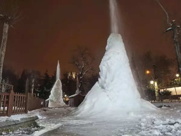 Ankara'nın simgelerinden Mogan Gölü ve Kuğulu Park buz tuttu