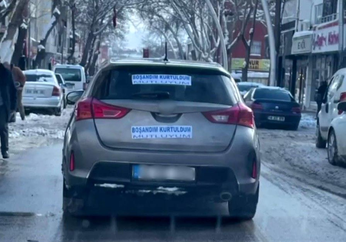 Aracına "Boşandım kurtuldum, mutluyum" yazdı