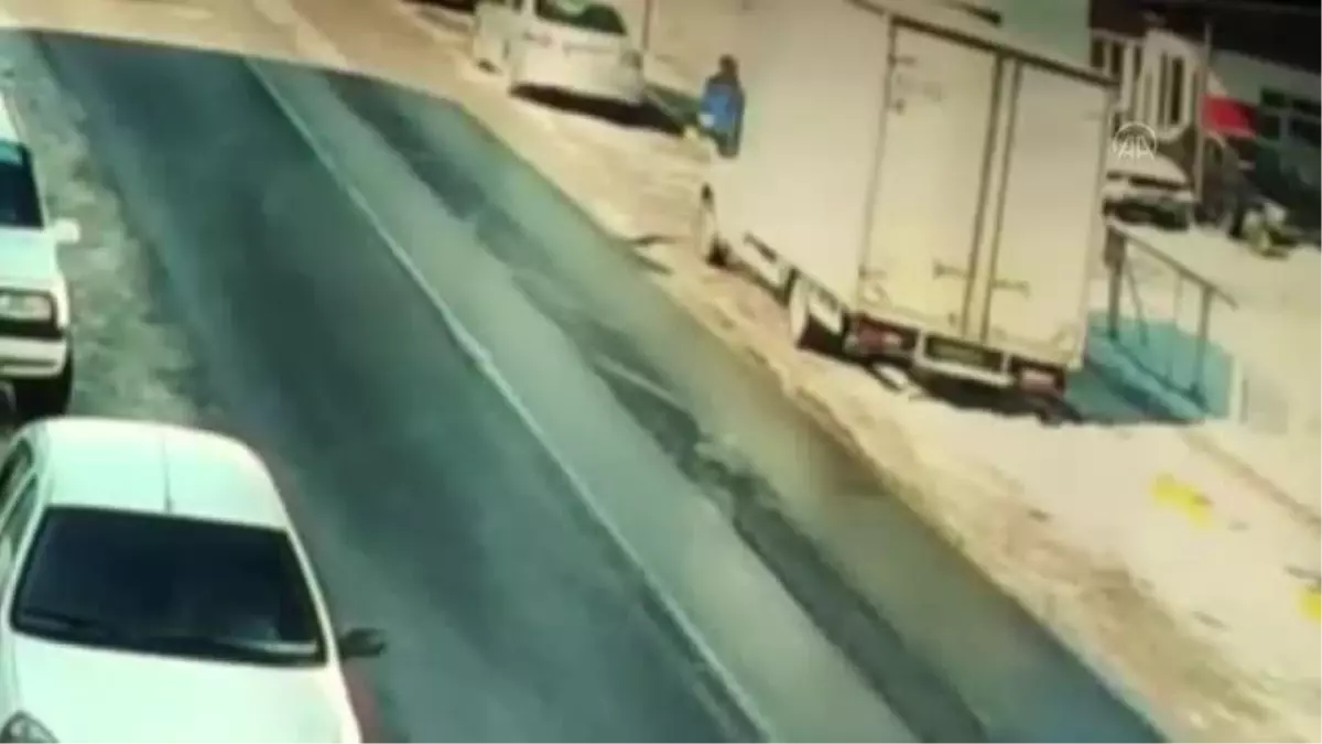Son dakika... BALIKESİR - Köpekten kaçan kişiye kamyonetin çarpması güvenlik kamerasına yansıdı