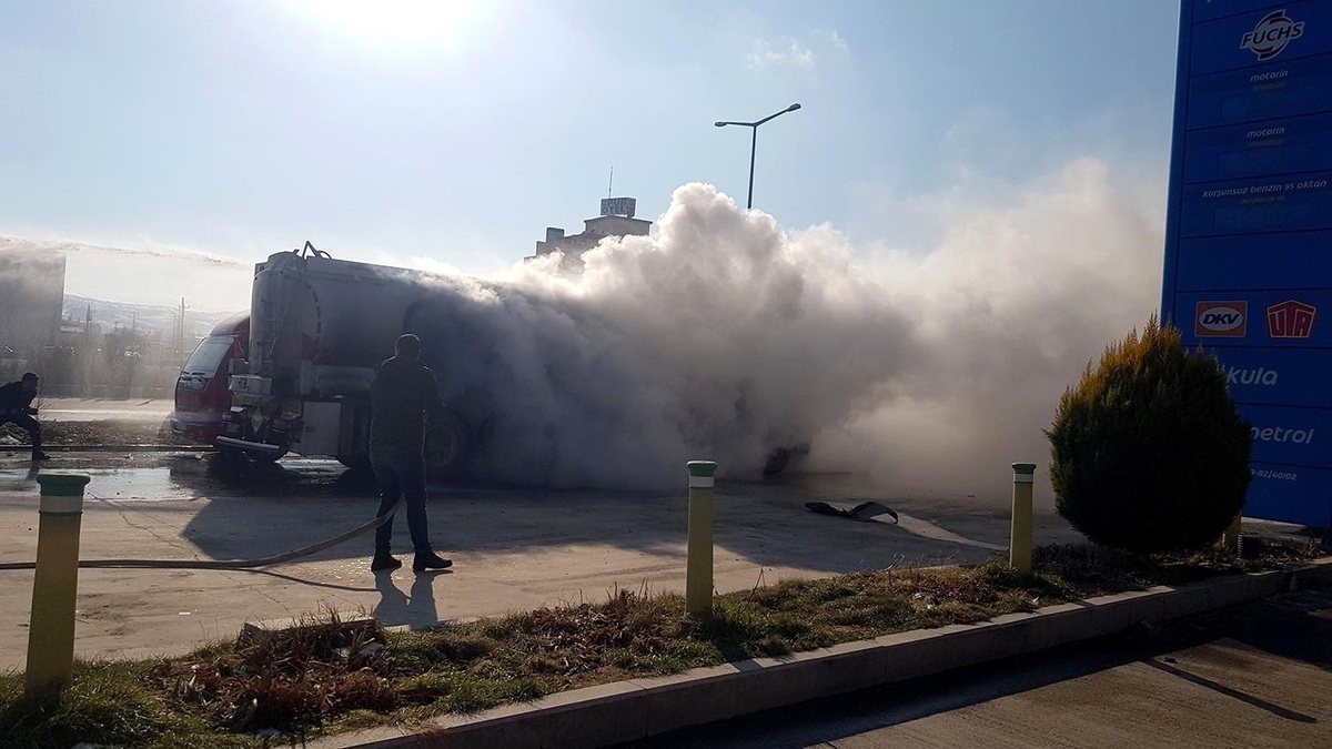 Benzin istasyonunda park halindeki tır bomba gibi patladı