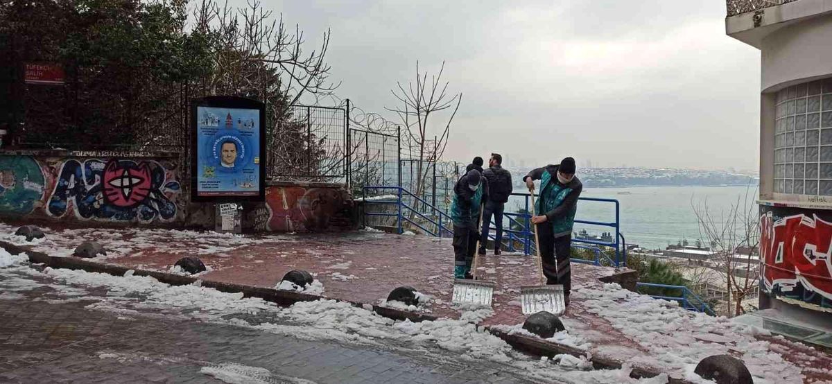 Beyoğlu Belediyesi\'nden buzlanmaya karşı yoğun mesai