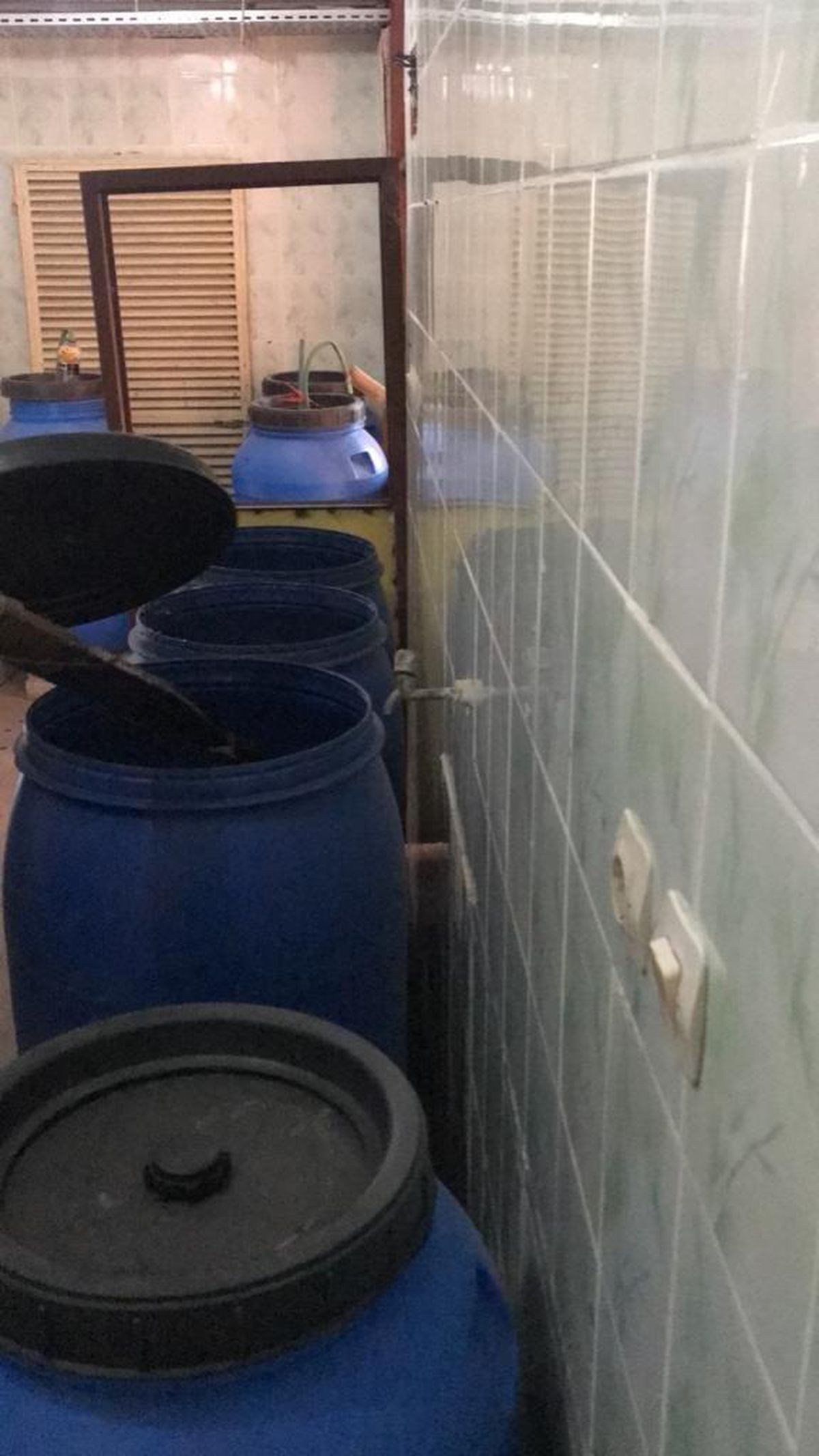 Bir iş yerinde 700 litre kaçak şarap ele geçirildi