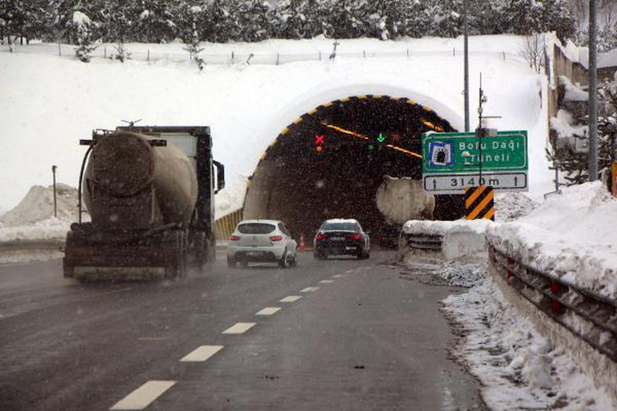 Bolu Dağı\'nın İstanbul istikameti kar temizliği için trafiğe kapatılacak