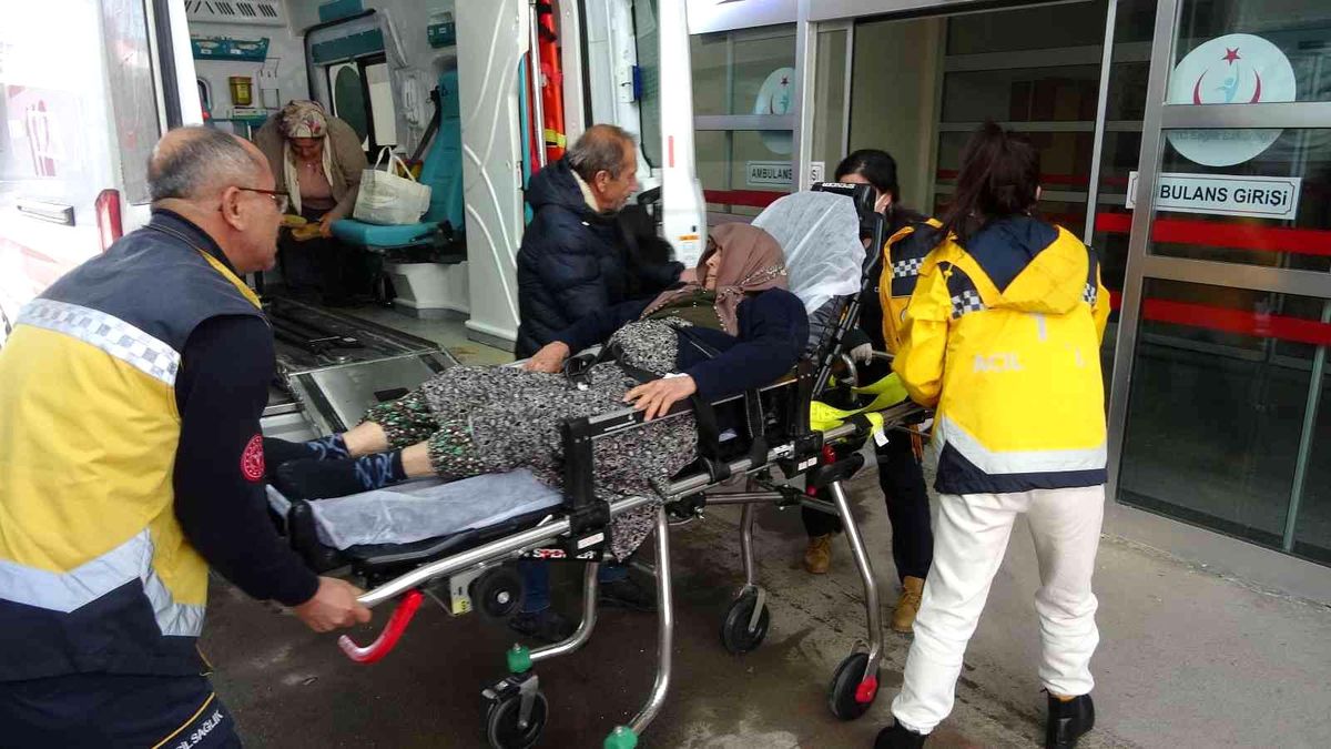 Son dakika haberi: Buzlu yolda düşen kadın, hastanelik oldu