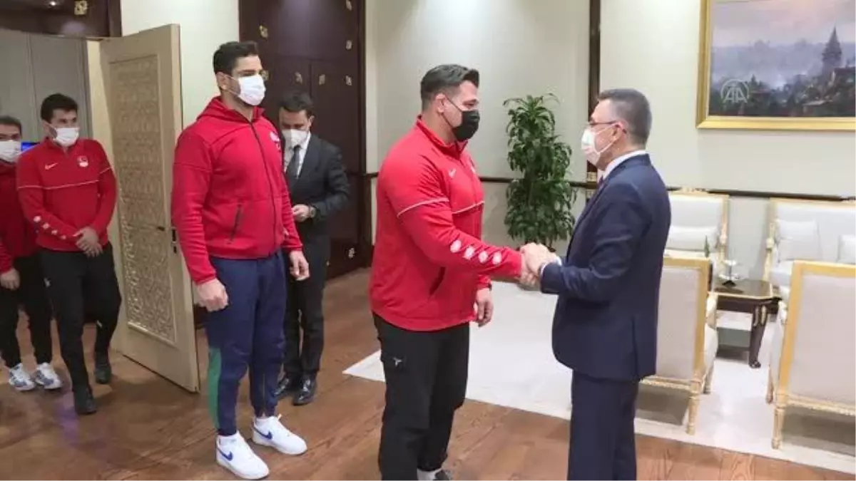 Cumhurbaşkanı Yardımcısı Oktay, milli güreşçiler Kayaalp ve Akgül'ü kabul etti