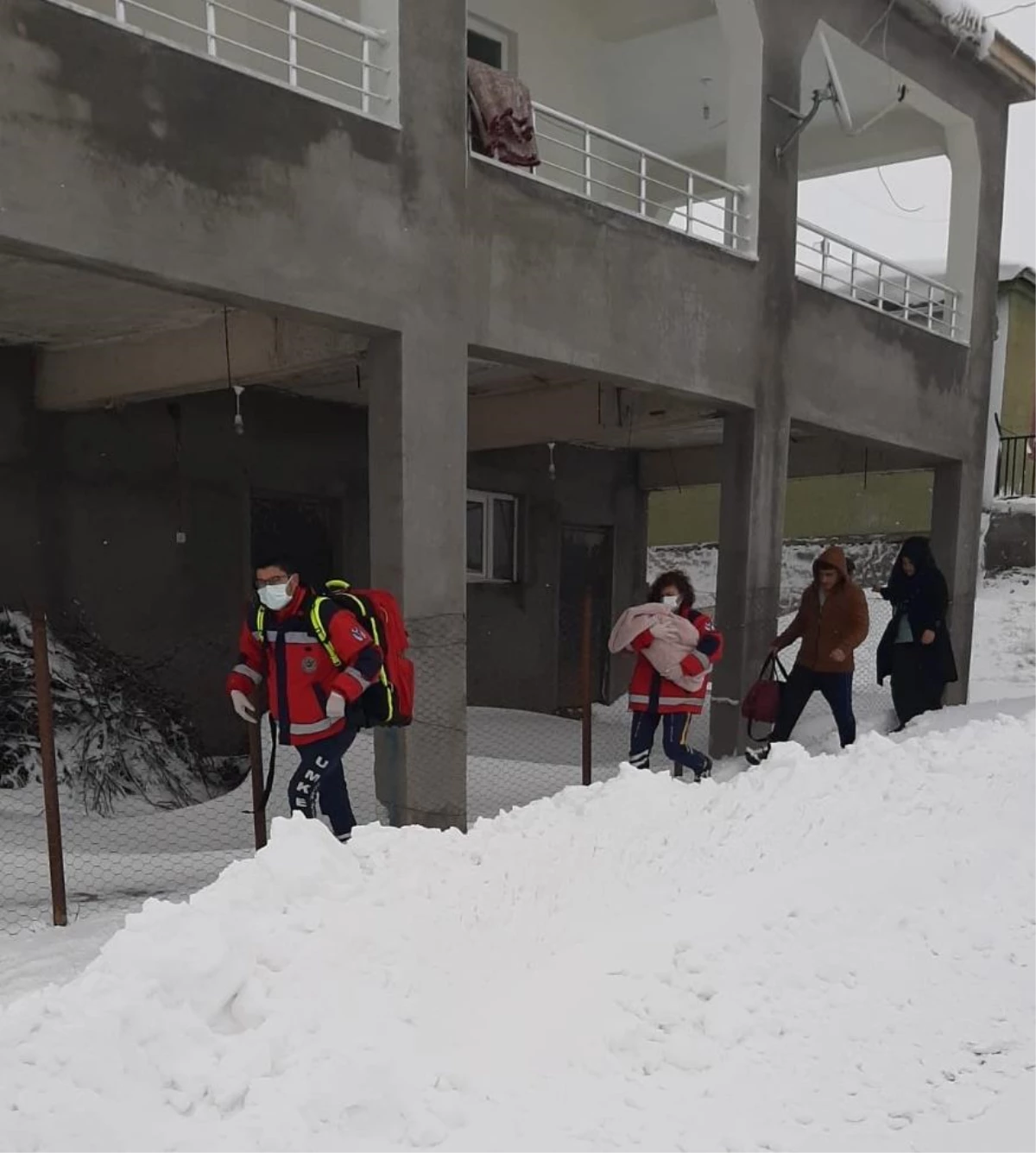 Diyarbakır\'da yolu kardan kapanan mahallelerdeki bebek ve çocuğa UMKE ekipleri ulaştı