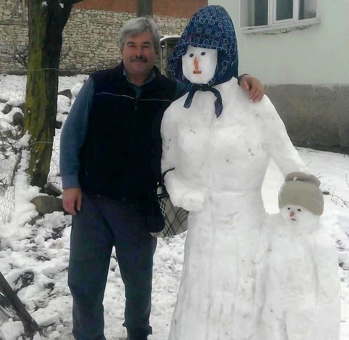 Domaniç\'te hayal gücünü zorlayan kardan kadınlar ve çocuklar ile kardan ayı