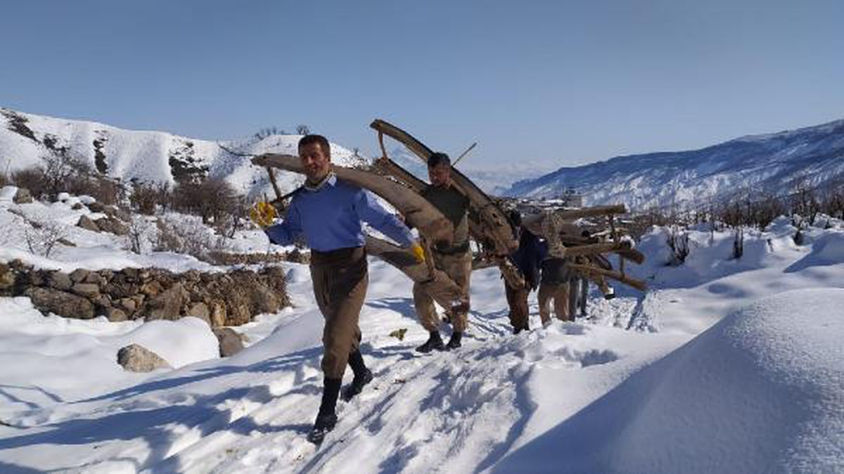 HAYVANLARI İÇİN BALKAYA DAĞI'NDAN KIZAKLA OT VE YAPRAK GETİRİYORLAR