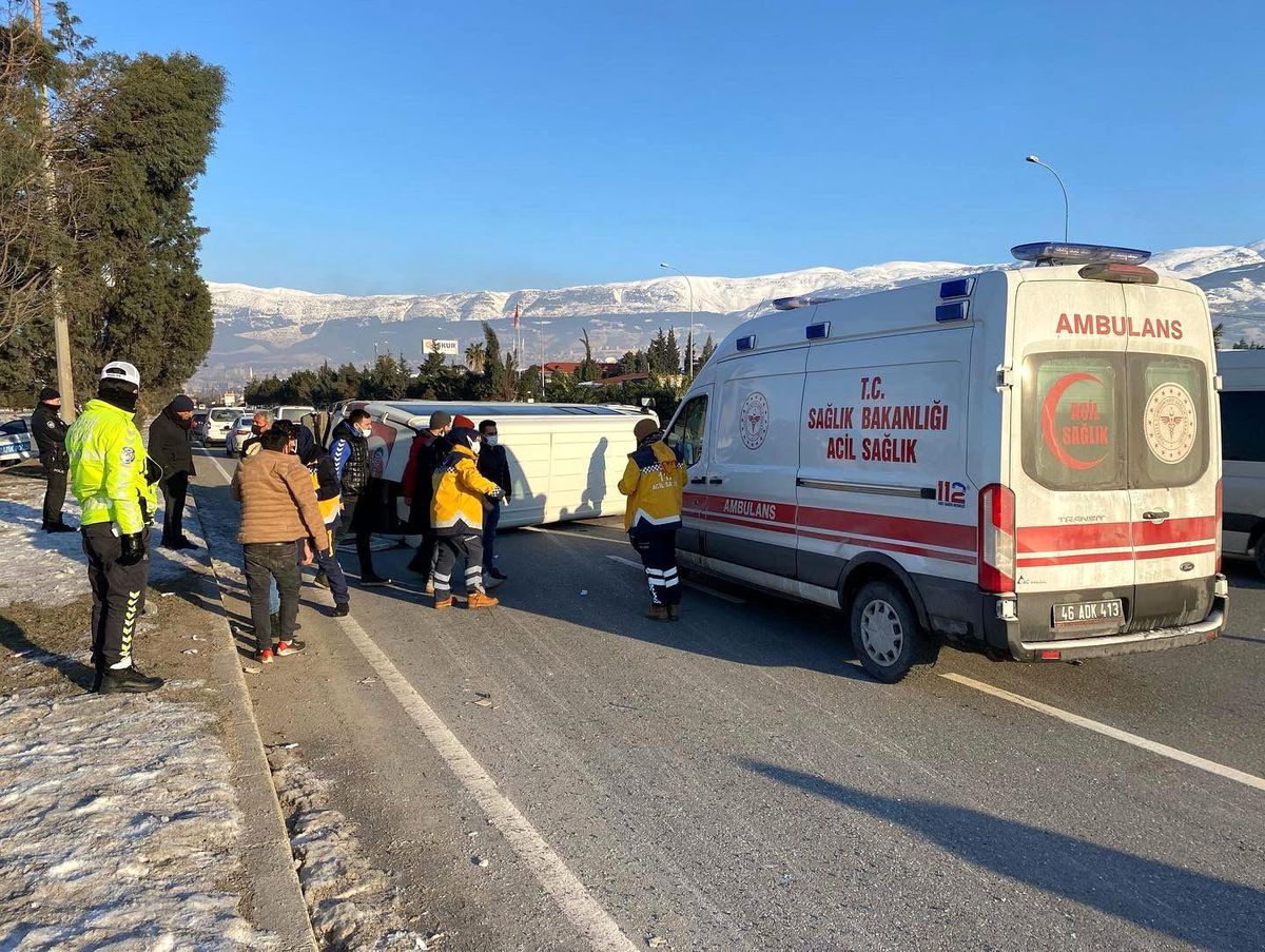Kahramanmaraş\'ta otomobil ile işçi servisi çarpıştı: 4 yaralı