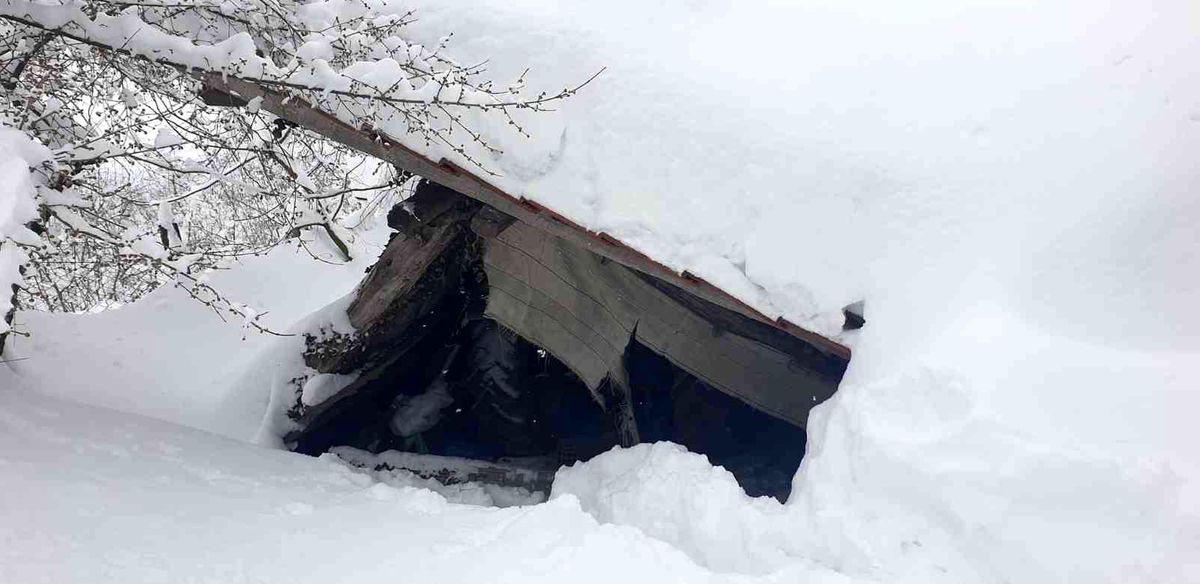 Kar çatıları çökertti