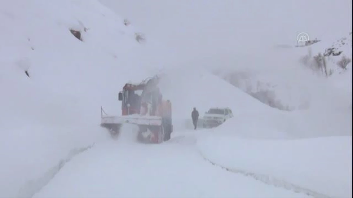 "Kar kaplanları" köy yollarını açık tutmak için çaba gösteriyor