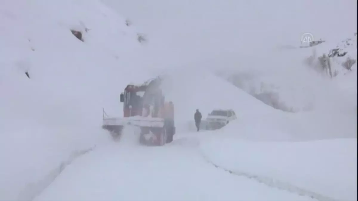 "Kar kaplanları" köy yollarını açık tutmak için çaba gösteriyor