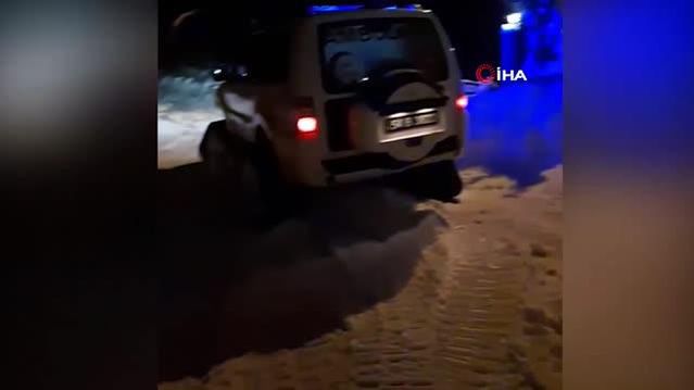 Karda mahsur kalan hasta üç saatlik uğraş sonucu kurtarıldı