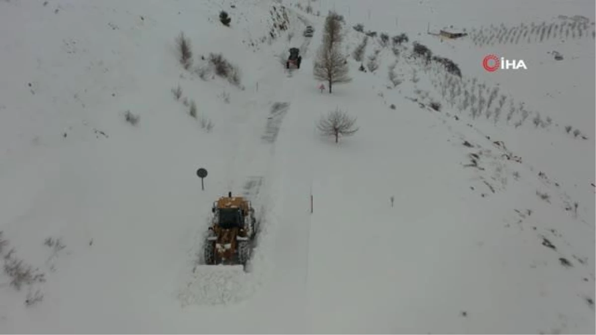 Karda yolda kalan vatandaşların imdadına ekipler yetişti