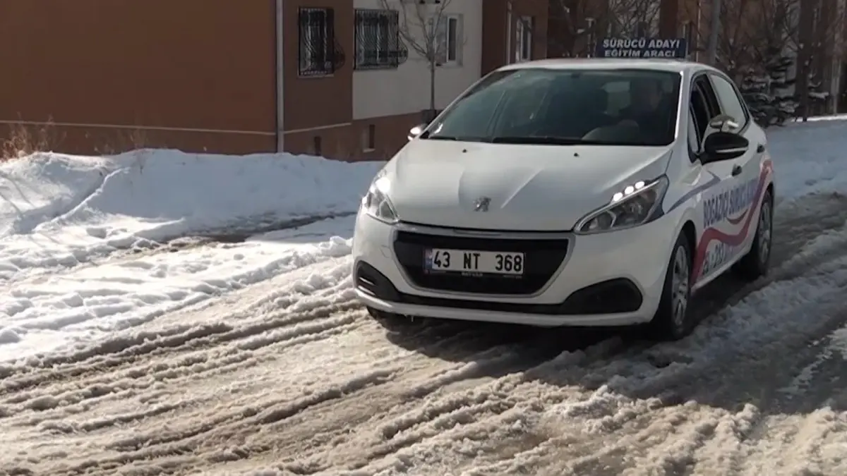 Karlı ve buzlu yollarda araç kullanmanın püf noktaları