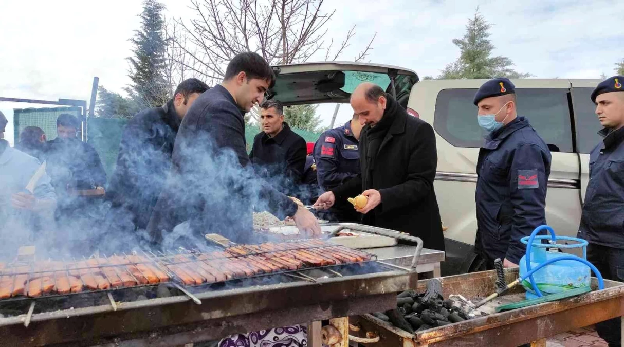 Kaymakam Sevgili\'den, karla mücadelede görev yapan kamu personeline mangalda sucuk ekmek ikramı