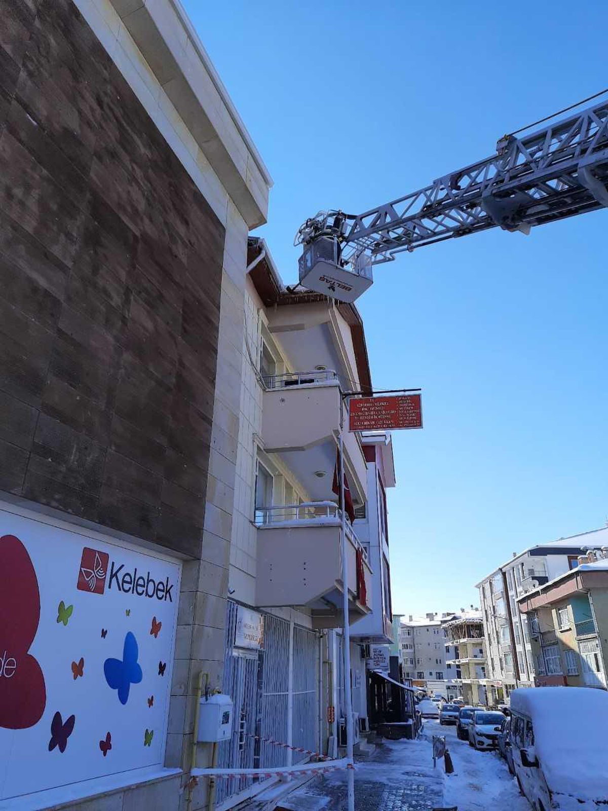 Kırşehir\'de buz sarkıtları ve kar kütleleri temizleniyor