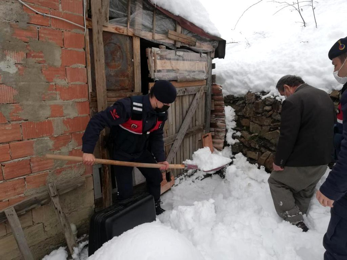 Son dakika haber! Köyüne gidemeyen vatandaşa jandarmadan yardım eli