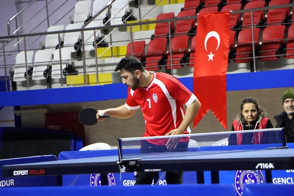 Kurumlar arası masa tenisinde emniyet personeli birinci oldu