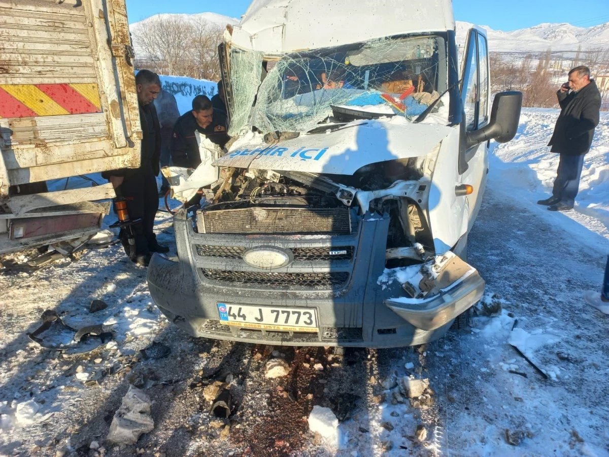 Malatya\'da kamyonla çarpışan minibüsteki 2 yolcu yaralandı
