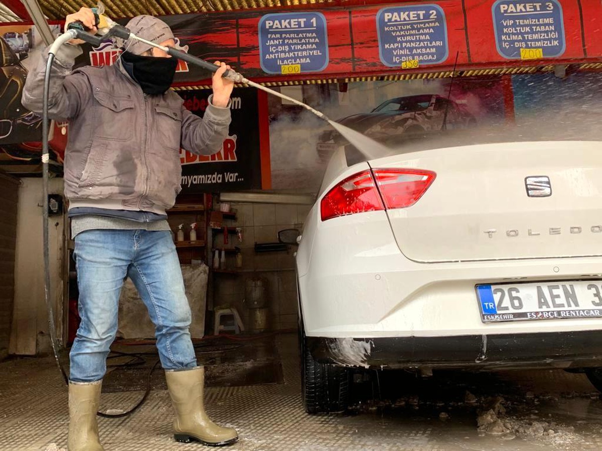 Oto yıkamacıların kış şartlarında zorlu mücadelesi