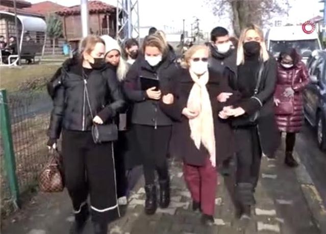 ŞAFAK MAHMUTYAZICIOĞLU'NUN CENAZESİNDE DİKKAT ÇEKEN İSİM