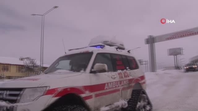 Sağlık ekipleri 2 metreyi bulan karlı yolları aşıp köylere ulaşıyor