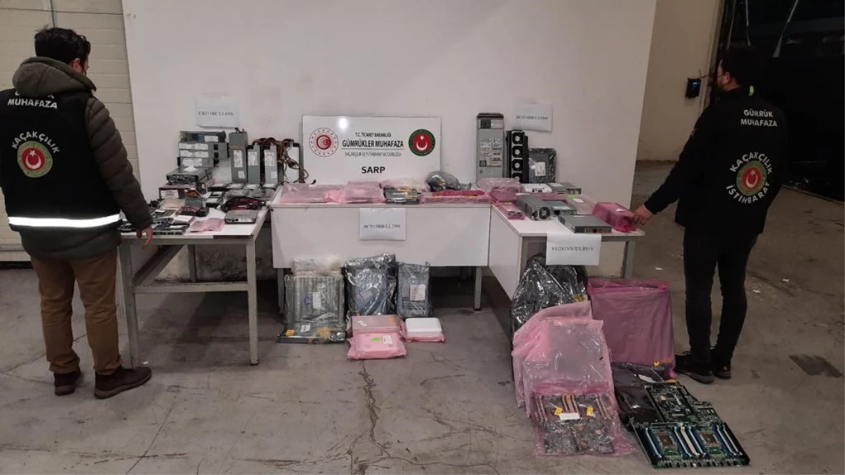 Sarp Sınır Kapısı\'nda gümrük kaçağı bilgisayar parçaları ele geçirildi