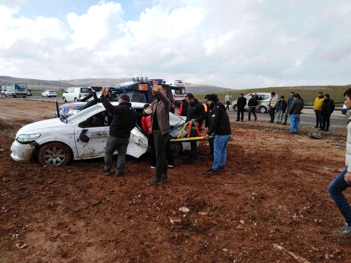Siirt\'te minibüs ile otomobil çarıştı: 4 yaralı