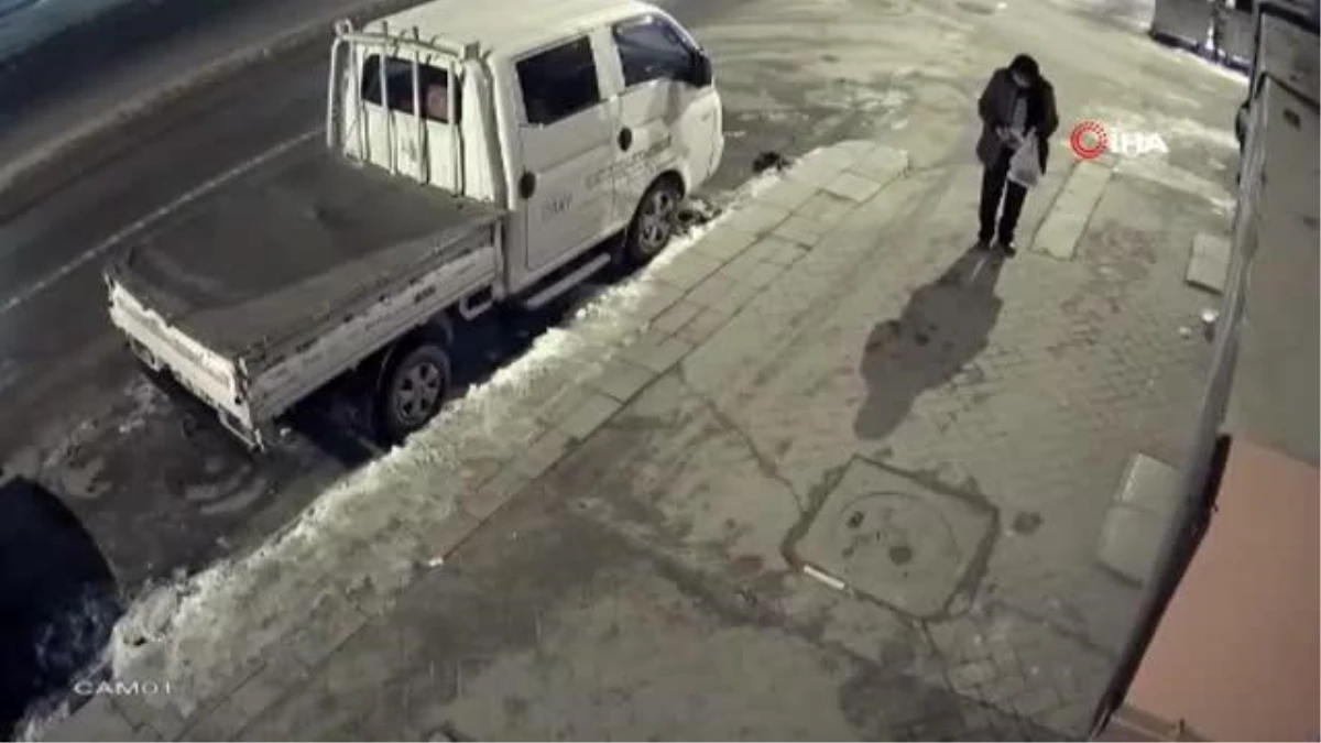 Sokak hayvanlarının mamasını çalan şahıs kamerada