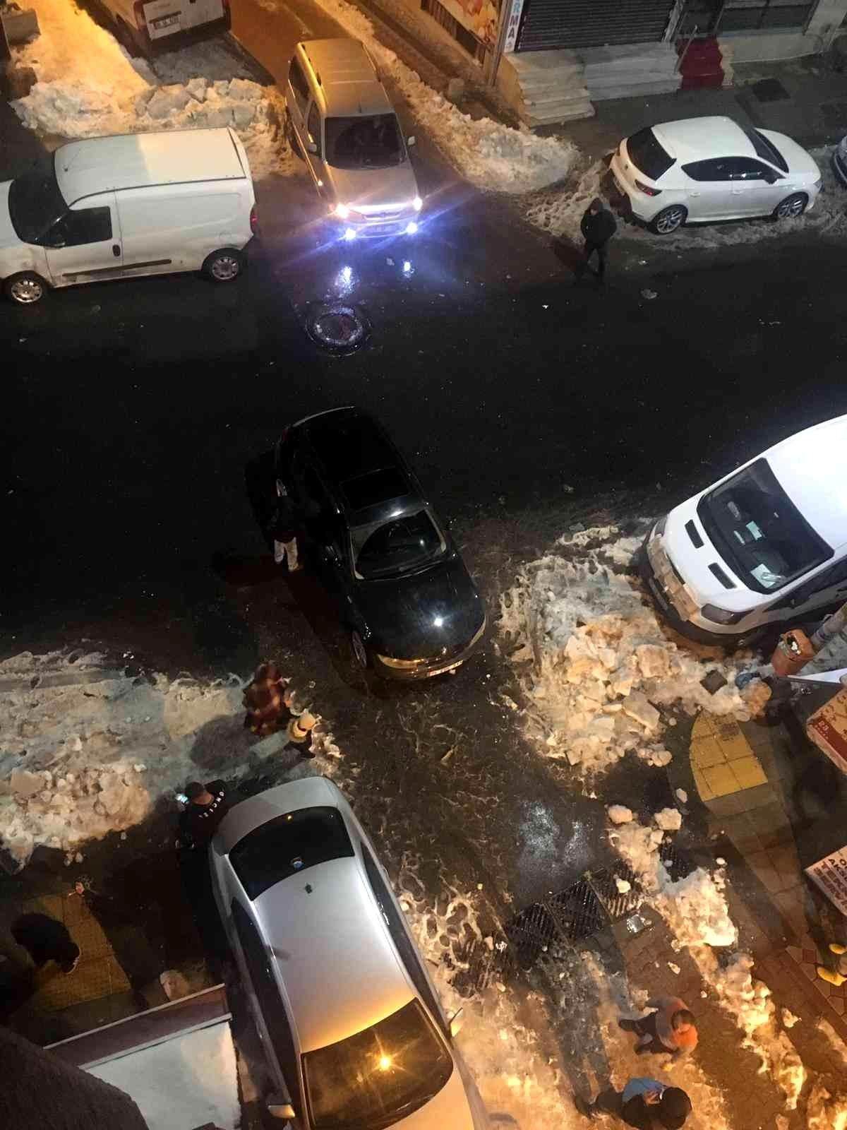 Sokak ortasında terk edilen aracı iterek kenara çektiler