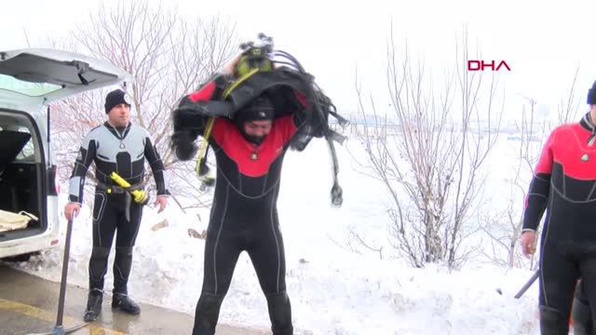 SUALTI KURMARMA EKİBİ, BUZ TUTAN GÖLDE TATBİKAT YAPTI