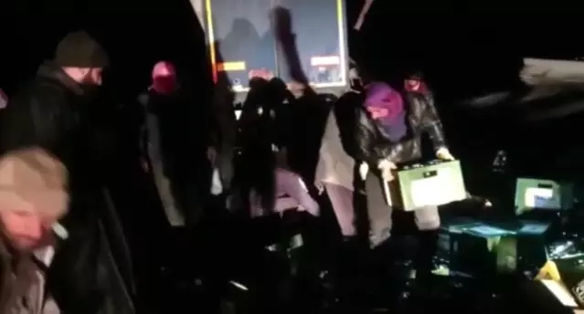 Alkol yüklü tır devrildi, yoldan geçenler yardıma koştu