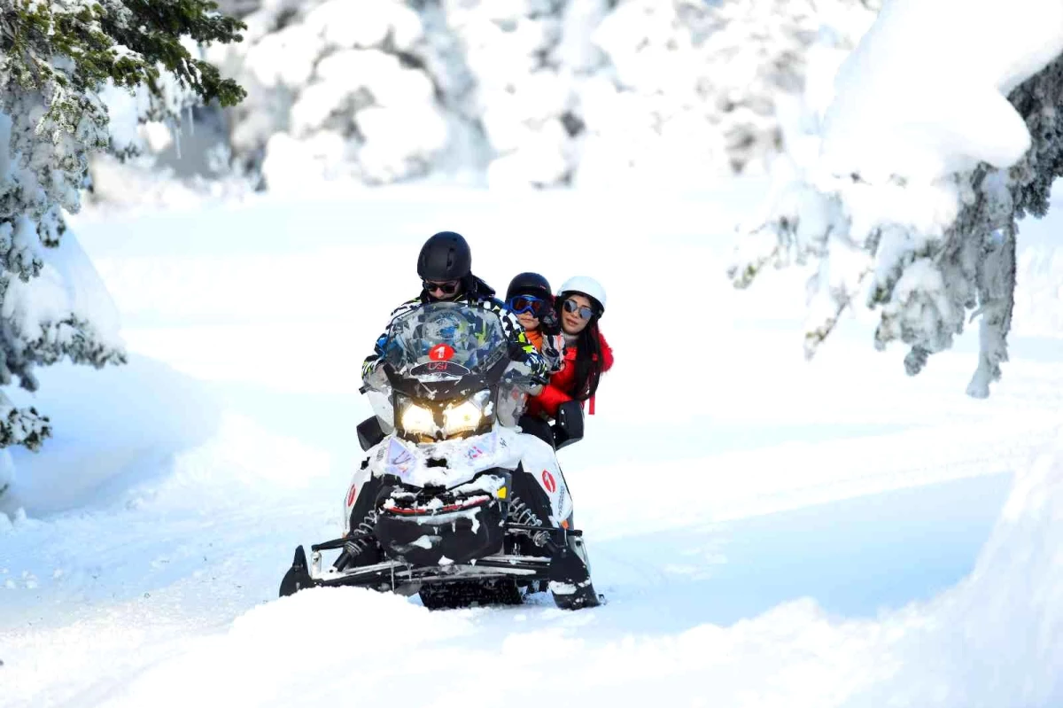 Uludağ\'ın karda gidilmeyen yerlerini kar motoruyla keşfediyorlar