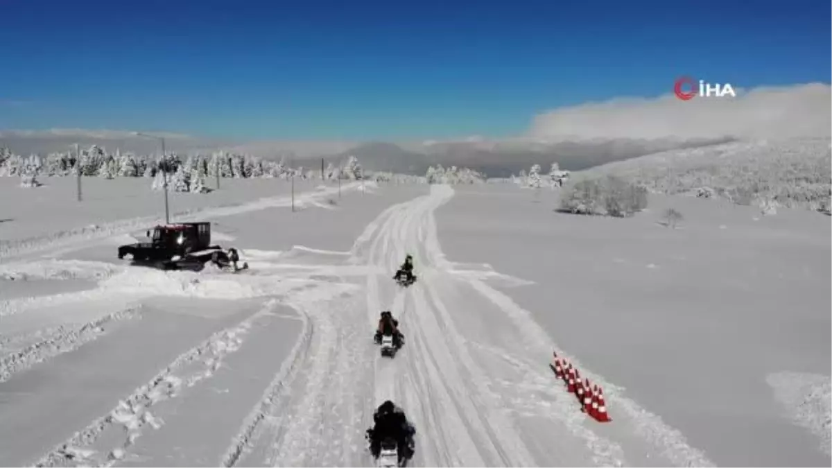 Uludağ\'ın karda gidilmeyen yerlerini kar motoruyla keşfediyorlar