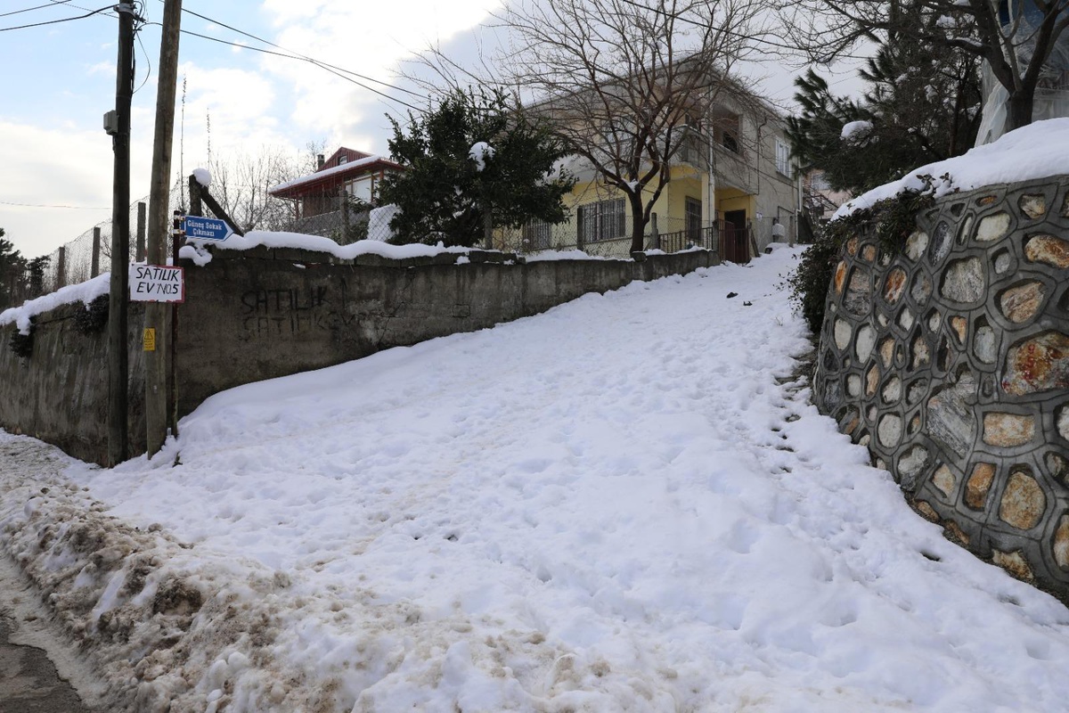 Yalova\'da yetkililere sosyal medya aracılığıyla ulaşan yaşlı çiftin yolu açıldı