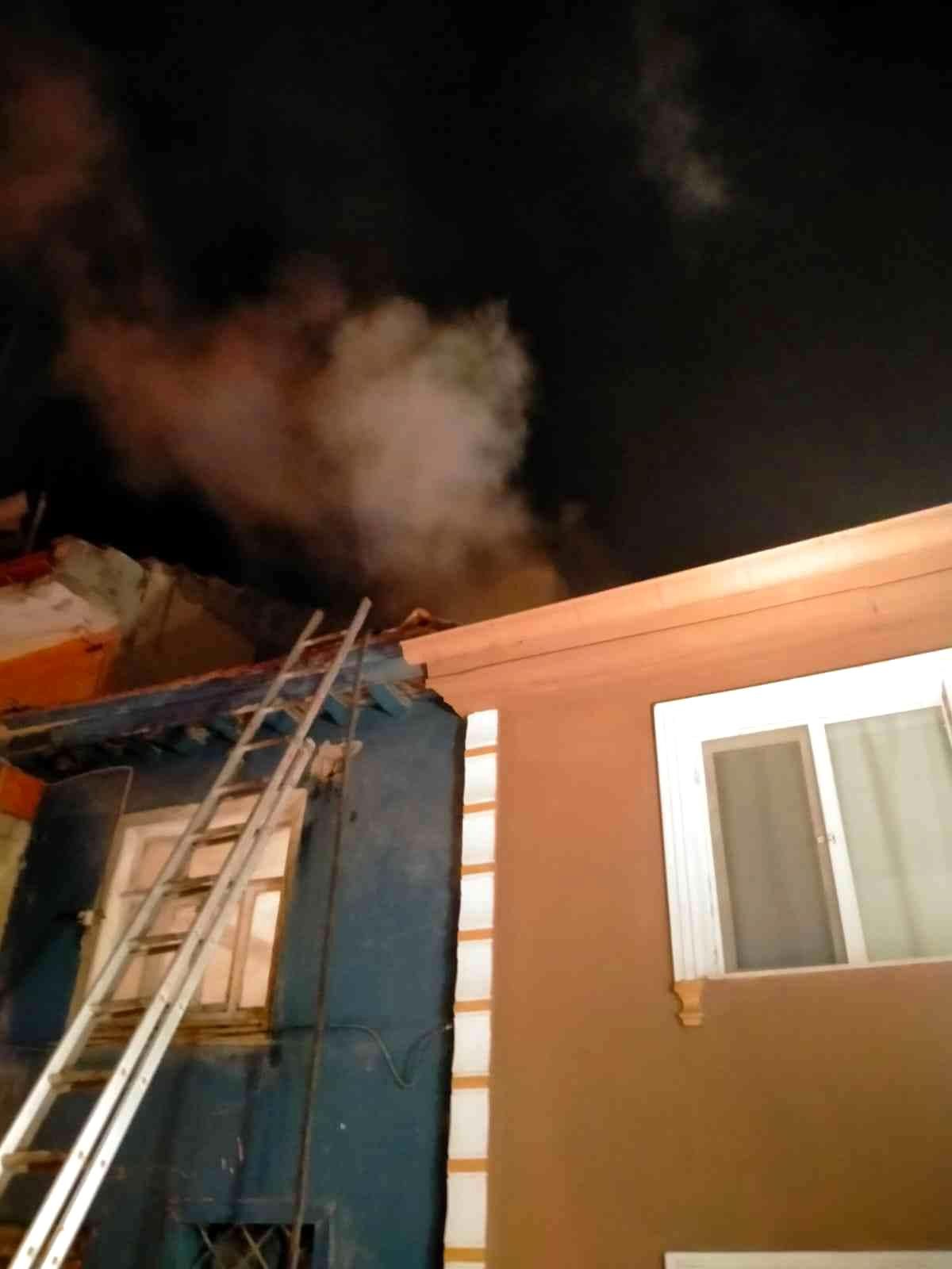 2 katlı evin bacasında çıkan yangın paniğe neden oldu