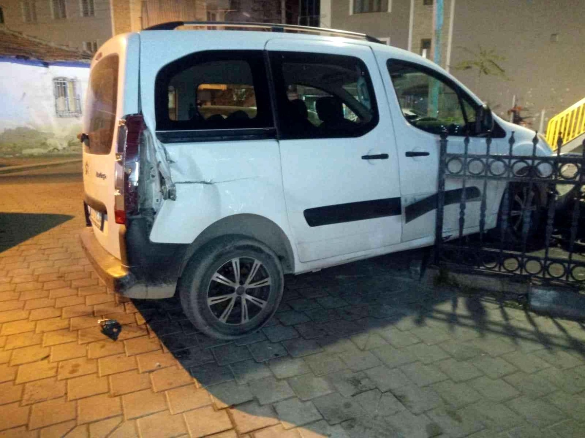 Aracına çarpıp 20 bin TL masraf açan sürücüyü 1 aydır arıyor
