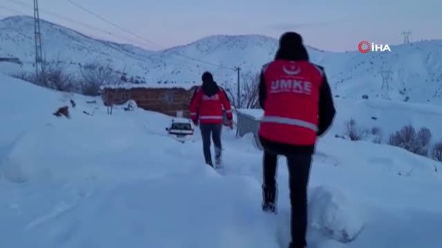 Son dakika haberleri: Bingöl'de UMKE karlı yolları aştı, vatandaşı hastaneye ulaştırdı