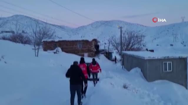 Son dakika haberleri: Bingöl'de UMKE karlı yolları aştı, vatandaşı hastaneye ulaştırdı