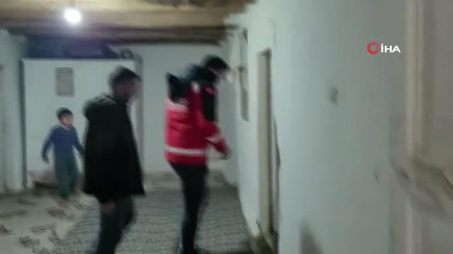 Son dakika haberleri: Bingöl'de UMKE karlı yolları aştı, vatandaşı hastaneye ulaştırdı