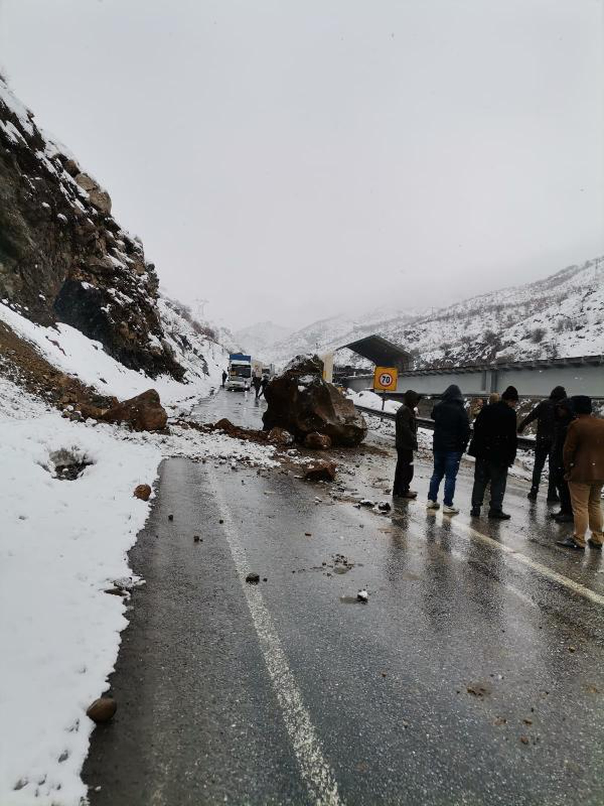 Bitlis-Baykan kara yolu, düşen kayalar nedeniyle 1 saat trafiğe kapalı kaldı