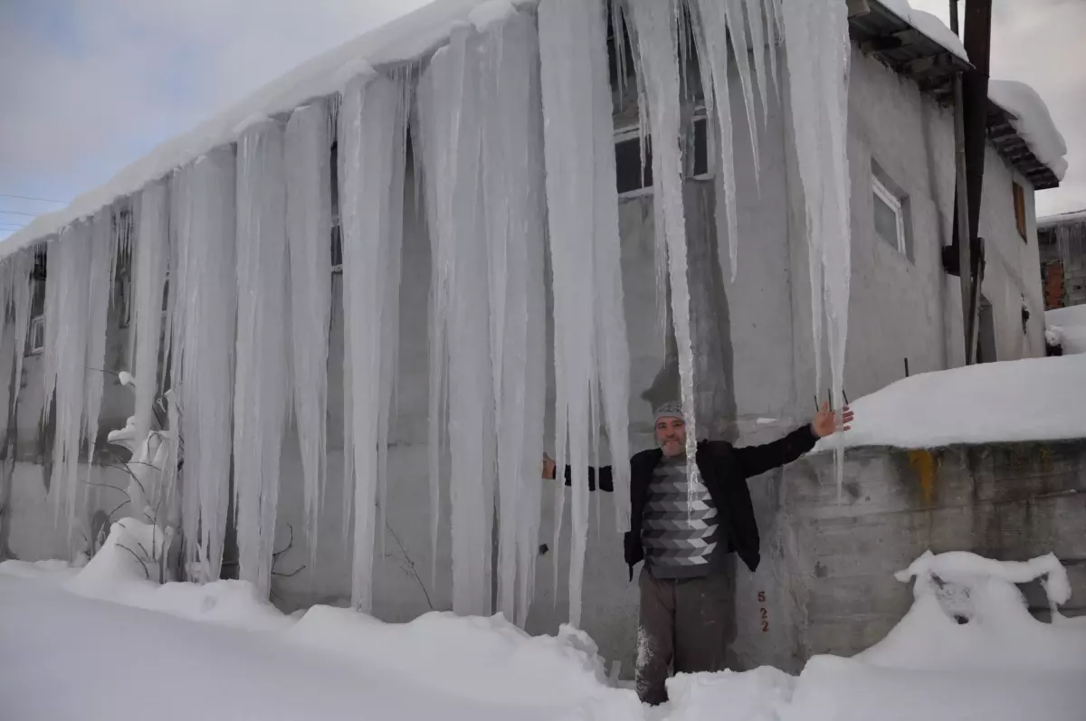 Bolu'da buz sarkıtlarının boyu 3 metreye ulaştı