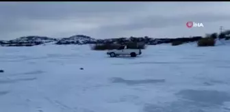 Buz tutan gölde pikabıyla gezintiye çıktı
