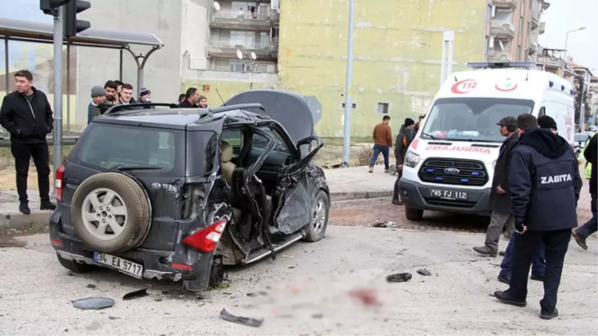 Feci kaza! Cenaze töreninden dönen araç kamyonetle çarpıştı: 1 ölü, 3 ağır yaralı