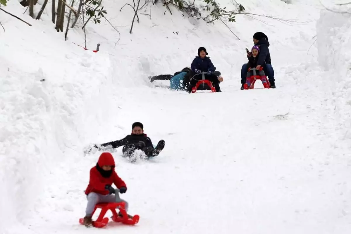 Çocuklar, kızak şenliğinde doyasıya eğlendi